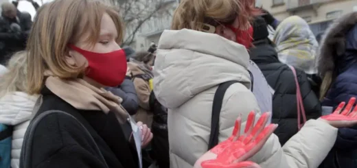 Yevhen Kotenko/Ukrinform via GettyImages Підпис до фото,Громадянське суспільство в Україні боролося за максимальний захист жінок і дітей від насильства, а також примусових і ранніх шлюбів. Проєкт Цивільного кодексу критикують за послаблення цього захисту