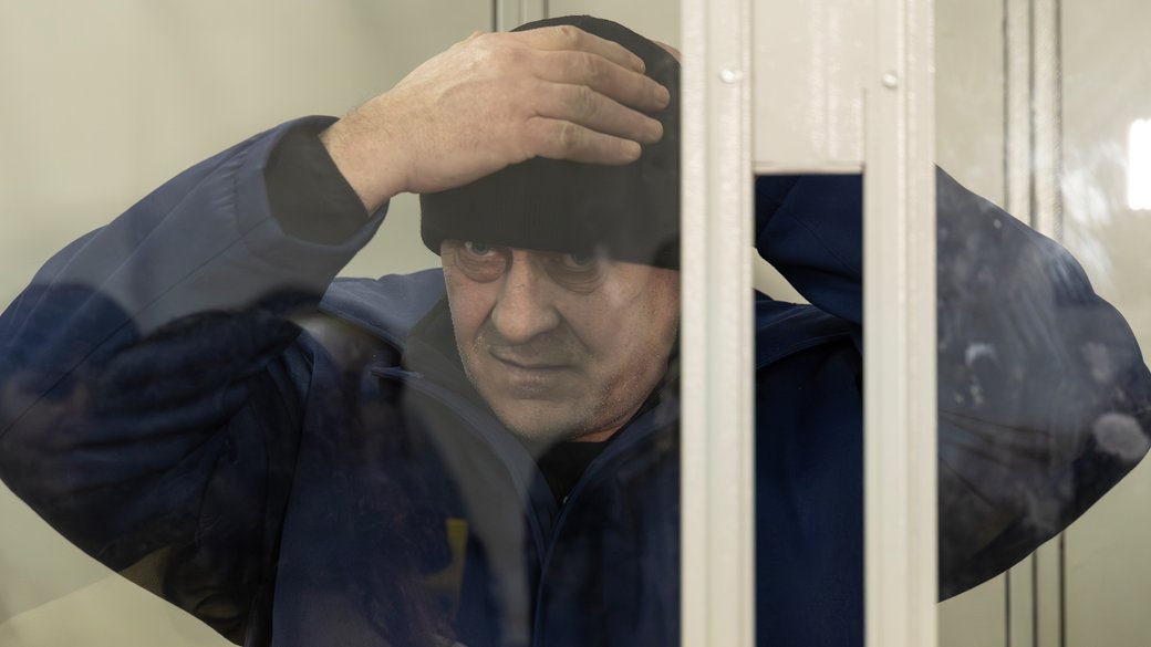 Шевченківський районний суд Києва засудив до довічного увʼязнення полоненого російського військового 40-ї окремої бригади морської піхоти Збройних сил РФ Володимира Іванова за розстріл двох українських військовополонених у Курській області у січні 2025 року. Це перший вирок за воєнні злочини росіян на Курщині. Суспільне Новини/Іван Антипенко