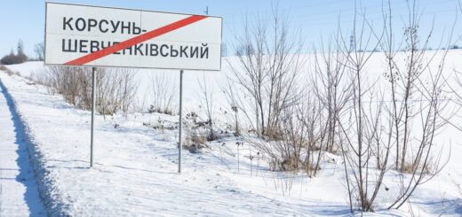 Дорожній вказівник про виїзд із Корсунь-Шевченківського на Черкащині. В селі неподалік від цього міста поліцейські прибули з обшуком до ветерана Сергія Русінова, який їх не впустив. Зрештою, у біля дому він застрелив чотирьох правоохоронців та ще одного поранив. Самого Русінова вбили спецназівці під час затримання. Суспільне Новини/Олександр Магула