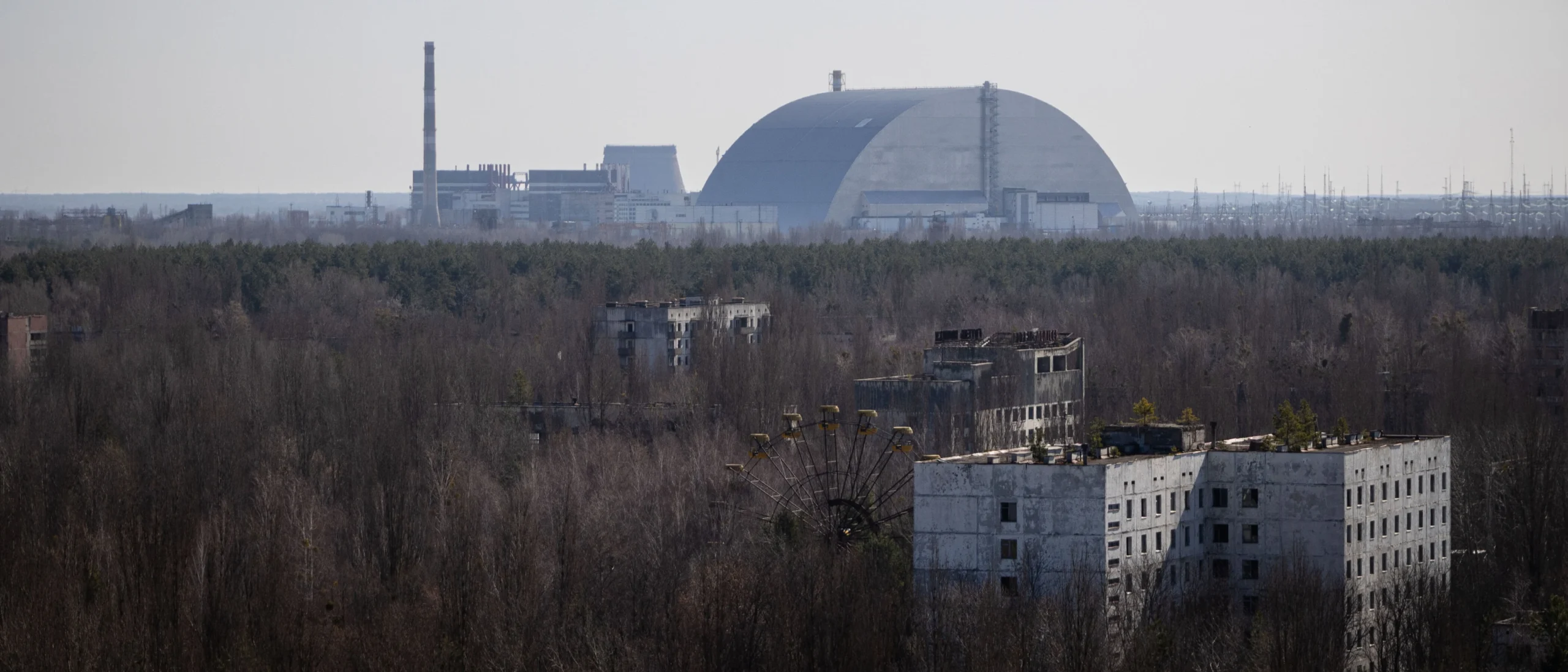 Вид з покинутого міста Прип’ять на четвертий енергоблок Чорнобильської атомної електростанції (ЧАЕС), Чорнобильська зона відчуження, Україна, 16 березня 2026 року. Данило Дубчак / Frontliner