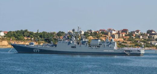 Фрегат «Адмірал Макаров» Чорноморського флоту РФ у Севастопольській бухті, архівне фото
