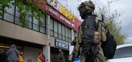 Правоохоронці на місці стрілянини у Голосіївському районі, внаслідок якої шестеро людей загинули і 14 дістали поранення. Київ, 18 квітня 2026 року. Суспільне Новини/Іван Антипенко