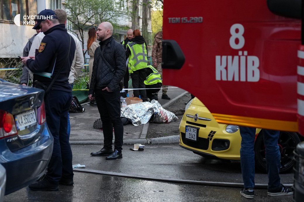 Поліцейські працюють на місці розстрілу людей у Голосіївському районі. Київ, 18 квітня 2026 року. Суспільне Новини/Іван Антипенко
