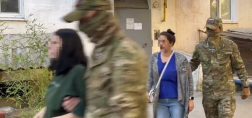 Кадр оперативного відео ФСБ Росії про затримання кримчанок Вікторії та Олександри Стрілець у Севастополі за звинуваченням у державній зраді. Літо 2024 року