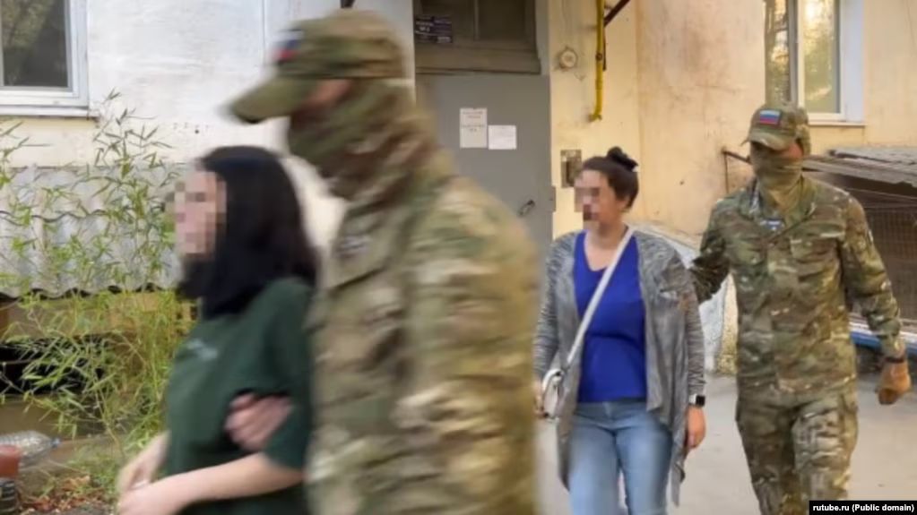 Кадр оперативного відео ФСБ Росії про затримання кримчанок Вікторії та Олександри Стрілець у Севастополі за звинуваченням у державній зраді. Літо 2024 року