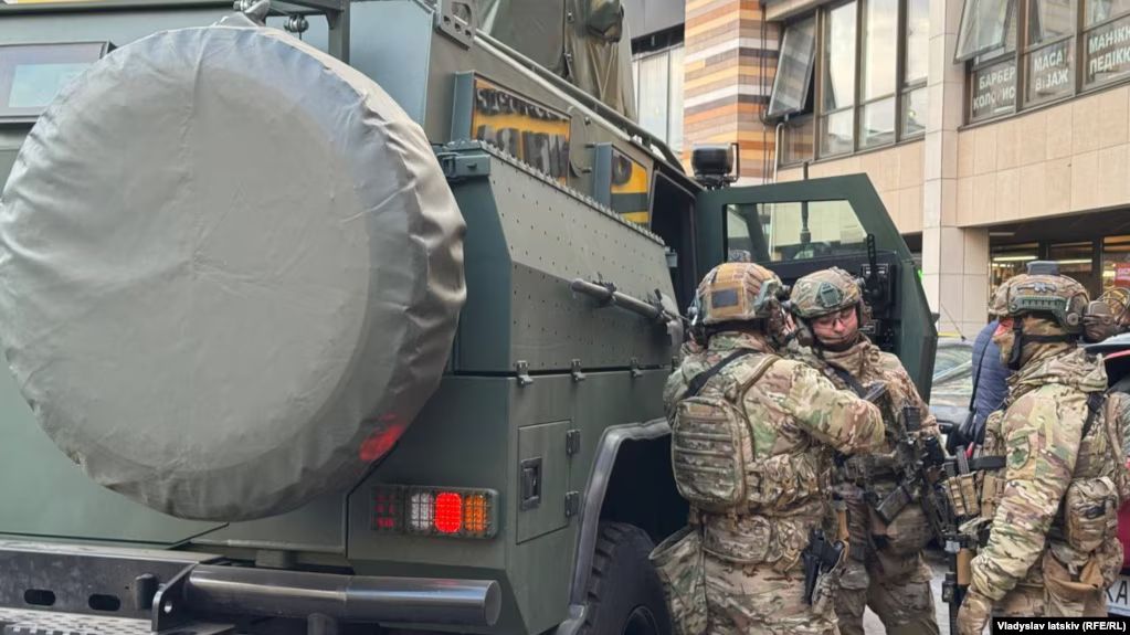 Супермаркет, де поліція ліквідувала чоловіка, який відкрив стрілянину на вулиці в Києві, 18 квітня 2026 року