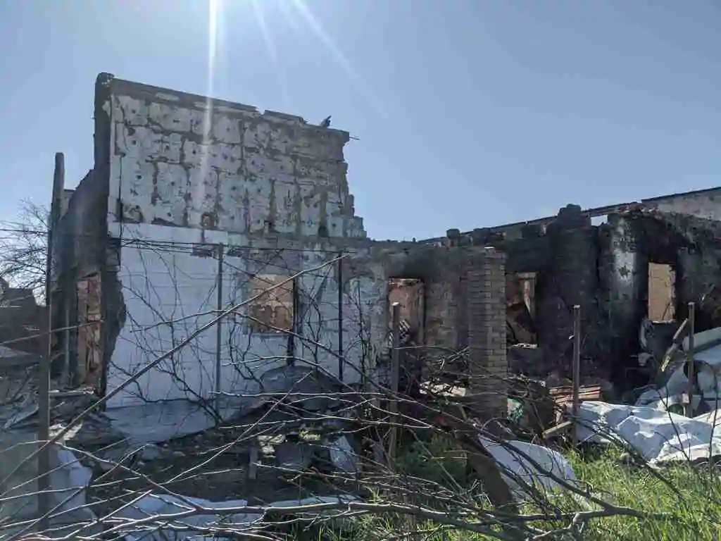 Зруйнований будинок у селі Блиставиця на Київщині. Фото: Бучанські новини