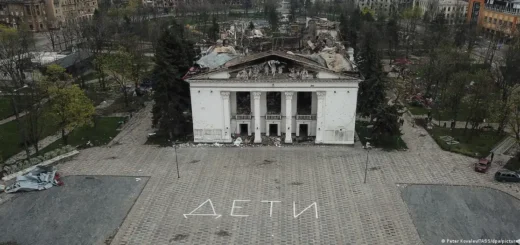 Розбомблений драмтеатр у Маріуполі, квітень 2022Фото: Peter Kovalev/TASS/dpa/picture alliance