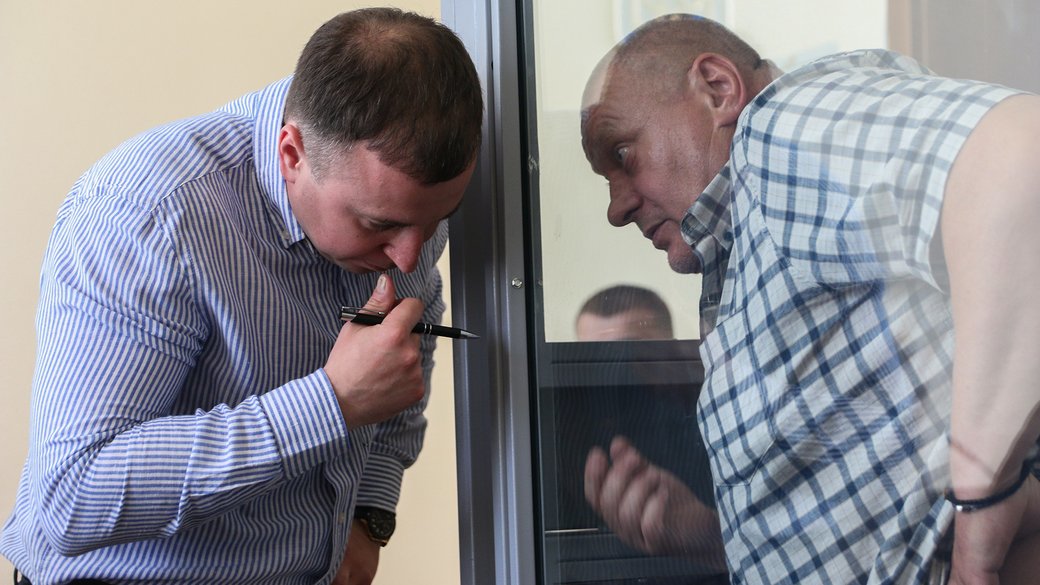 Водій заступника міністра внутрішніх справ Василя Тетері Володимир Воробей (праворуч) з адвокатом у Печерському суді Києва, 21 травня 2026 року. Суспільне Новини/Олексій Арунян