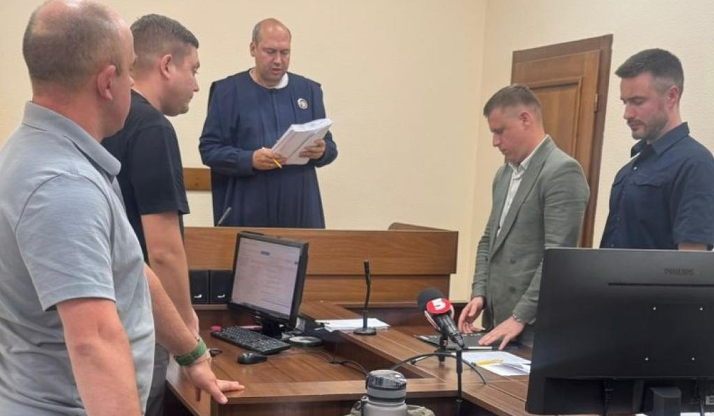 Обшук у детектива Токаря — це коли приходять за схемою ДТП, а вилучають телефон дружини та зашифровані бази про топкорупцію. "Ми просто виконуємо доручення", — кажуть спецпризначенці, вибиваючи двері