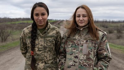 Бійчині спецпідрозділу "Шквал" Ельвіра з позивним "Ням-Ням" (ліворуч) та Анна з позивним "Ікс" на Запоріжжі, березень 2026 року. Суспільне Новини/Іван Антипенко