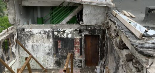 Над квартирою на дев'ятому поверсі, де була дірка від безпілотнику прибрали повністю покрівлю. 9 червня 2026 року