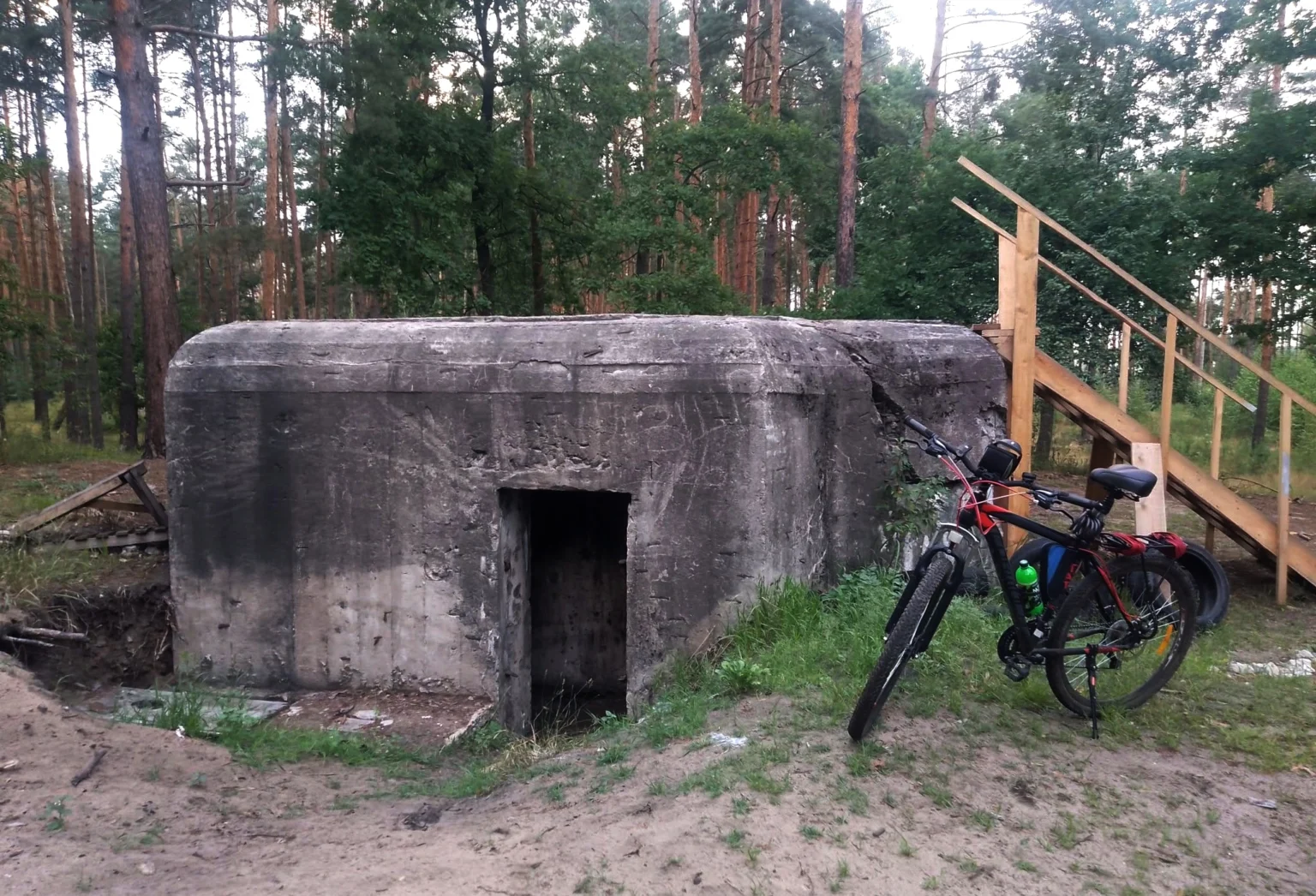 ДОТ №511 в околицях Мощуна, який використали оборонці Києва влітку 1941 року та в лютому-березні 2022 року. Фото 2025 року з Facebook Київський укріпрайон 1928-1941