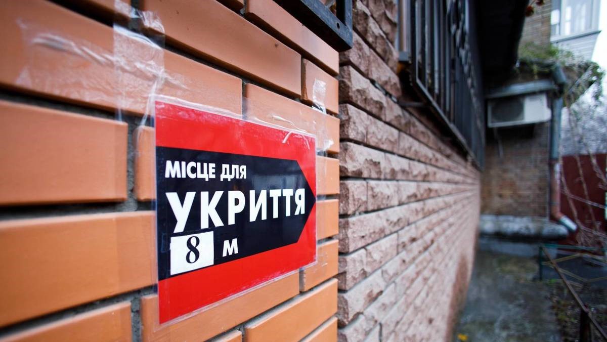 Лише 10% укриттів в Україні відповідають вимогам. Кінетична сила балістики проти заіржавілих замків на дверях столичних підвалів