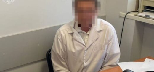 затримання обвинувачених у фальсифікації ВІЛ-аналізів для незаконного зняття чоловіків з військового обліку. Фото: Спеціалізована прокуратура у сфері оборони Східного регіону