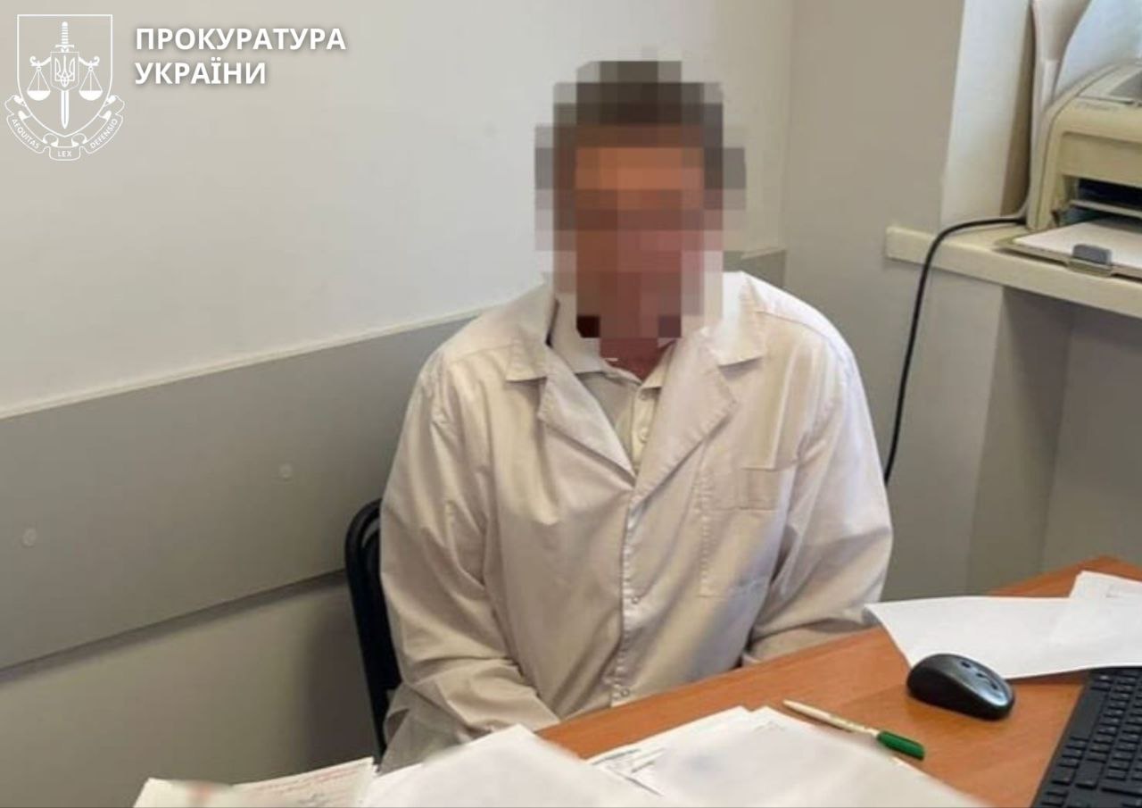 затримання обвинувачених у фальсифікації ВІЛ-аналізів для незаконного зняття чоловіків з військового обліку. Фото: Спеціалізована прокуратура у сфері оборони Східного регіону