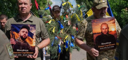 У селі Калинівка на Київщині попрощалися з Максимом і Романом Мосейчуками, у викраденні й убивстві яких підозрюють військових 155 окремої механізованої бригади. Суд відправив під варту на два місяці екскомандира бригади Лучанова, якого підозрюють в організації вбивства братів. Суспільне Новини/Іван Антипенко