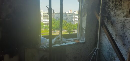 Вікно квартири на дев’ятому поверсі будинку на Березняках. Минулої весни це помешкання було повністю зруйноване й вигоріло. Загинула 80-річна жінка