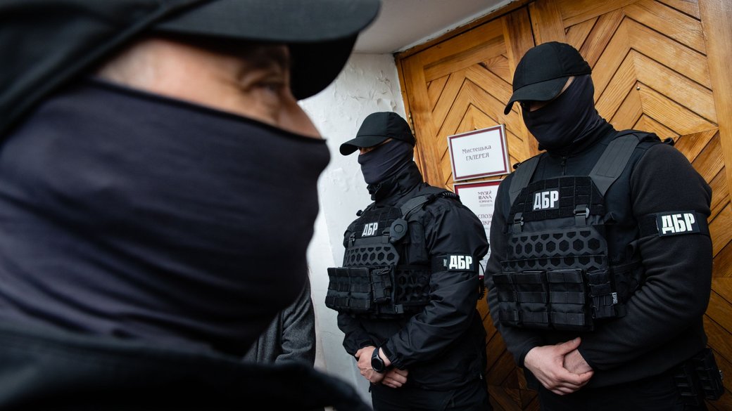 Слідчі Державного бюро розслідувань біля музею Івана Гончара у Києві 26 травня 2020 року проводять обшуки та вилучення картин, які музею подарував експрезидент Порошенко. Він фігурує як свідок у кримінальному провадженні про переміщення через кордон та приховування від митного контролю 43 картин всесвітньо відомих художників. УНІАН/Михайло Палінчак