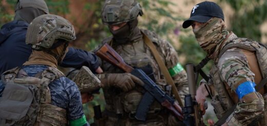 Співробітники ГУР у житловому масиві Березняки у Дніпровському районі Києва, де сталася стрілянина 2 вересня 2026 року. Суспільне Новини/Олександр Магула