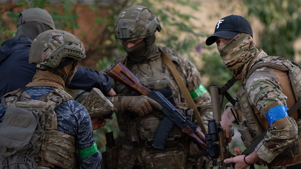 Співробітники ГУР у житловому масиві Березняки у Дніпровському районі Києва, де сталася стрілянина 2 вересня 2026 року. Суспільне Новини/Олександр Магула