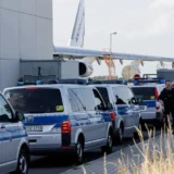 Поліція біля українського транспортного літака Antonov в аеропорту Лейпциг/Галле після виявлення безпілотника з вибухівкою, серпень 2026 року.