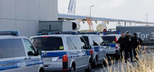 Поліція біля українського транспортного літака Antonov в аеропорту Лейпциг/Галле після виявлення безпілотника з вибухівкою, серпень 2026 року.