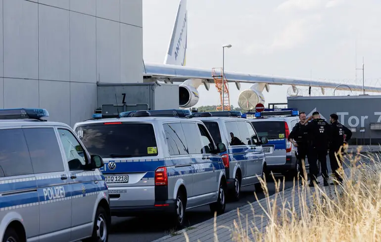 Поліція біля українського транспортного літака Antonov в аеропорту Лейпциг/Галле після виявлення безпілотника з вибухівкою, серпень 2026 року.