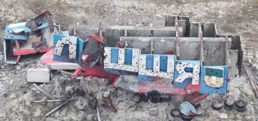 Розбита стелла на в'їзді у місто Олешки. Фото: 34 окрема бригада морської піхоти "Борисфен"