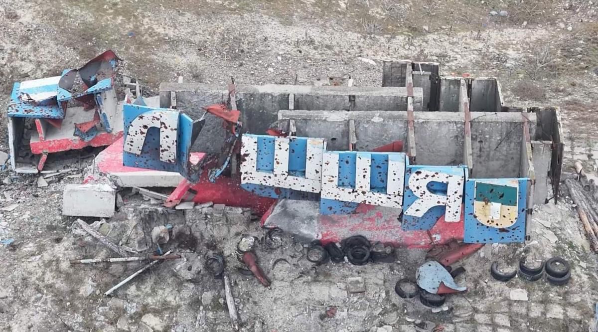 Розбита стелла на в'їзді у місто Олешки. Фото: 34 окрема бригада морської піхоти "Борисфен"