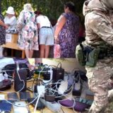 Колаж. Бердянці заряджають телефони і павербанки в громадських місцях. Російські силовики затримують містянина