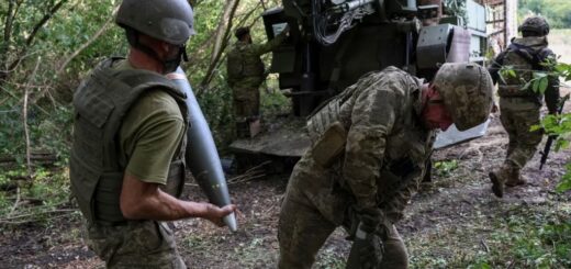 Артилеристи 147-ї бригади 7-го корпусу швидкого реагування ДШВ ЗСУ готуються відкрити вогонь із самохідної гаубиці CAESAR. Донеччина, 24 вересня 2026 року