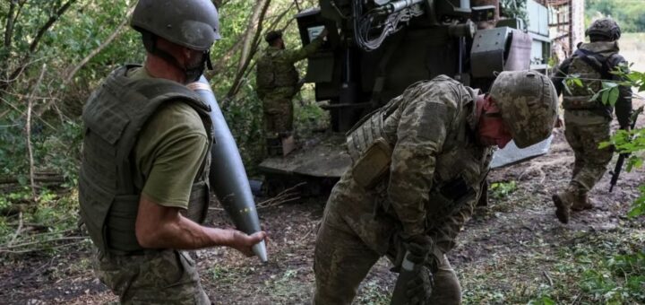 Артилеристи 147-ї бригади 7-го корпусу швидкого реагування ДШВ ЗСУ готуються відкрити вогонь із самохідної гаубиці CAESAR. Донеччина, 24 вересня 2026 року