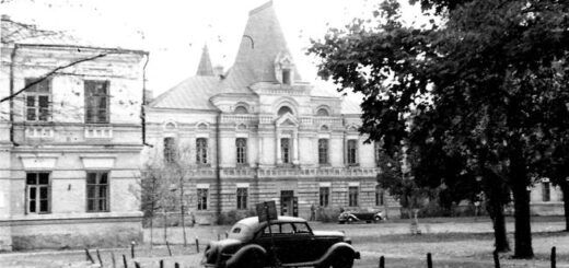 ЦЕНТРАЛЬНЫЙ ВХОД В ЗДАНИЕ ВИННИЦКОЙ ПСИХИАТРИЧЕСКОЙ БОЛЬНИЦЫ. 1942 Г. ЧАСТНАЯ КОЛЛЕКЦИЯ М. БОГАРТА