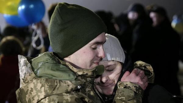 ВОЗВРАЩЕНИЕ УКРАИНСКИХ ПЛЕННЫХ ПОСЛЕ ОБМЕНА. 2017 Г. / ФОТО РУСЛАНА КАНЮКИ / «День»
