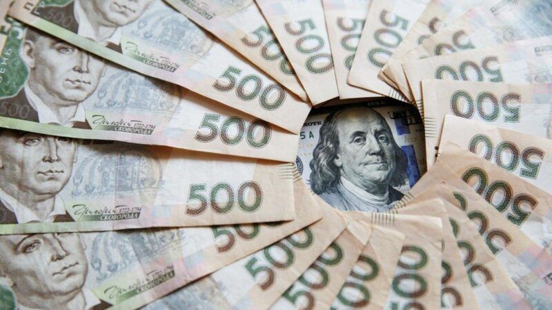 Почему не останавливается падение гривни?