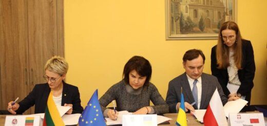 Генпрокурорка Литвы Нида Грунскене (слева), генпрокурорка Украины Ирина Венедиктова и министр юстиции Польши Збигнев Зьобро подписывают соглашение о создании совместной следственной группы по расследованию военных преступлений РФ. Фото: Офис Генпрокурора