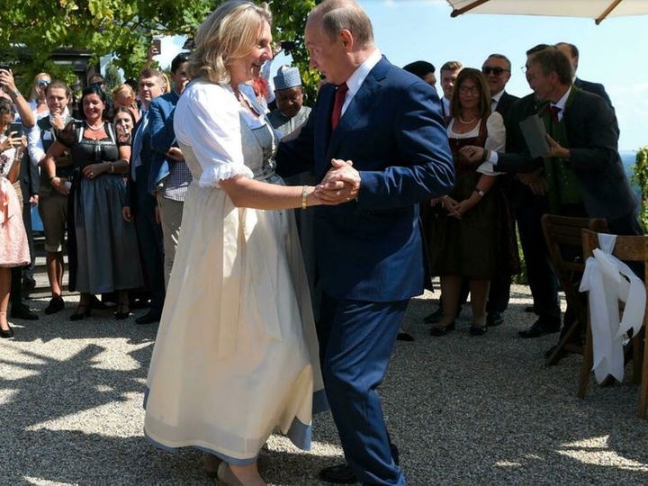 Министр иностранных дел Австрии Карин Кнайсль (2017-2019) танцует с президентом России Владимиром Путиным на своей свадьбе в Гамлице, Австрия, 18 августа 2018 г. Roland Schlager/AFP/Getty Images