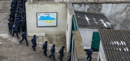 Російські військовополонені у спеціально обладнаному таборі у Львівській області. Фото: Стас Юрченко, Ґрати