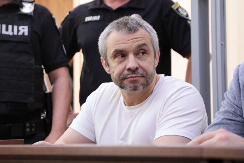 Обвинувачений Олексій Левін під час оголошення вироку у залі Дніпровського райсуду Києва, 26 червня 2023 року Фото: Стас Юрченко, Ґрати