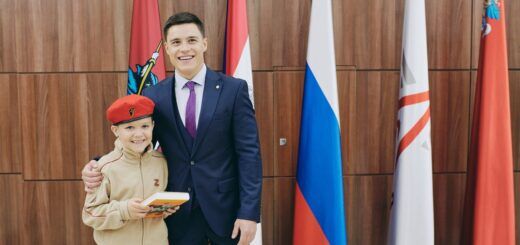 Восьмирічний хлопчик з Білгородської області  Альоша Павличенко, якого зробили  символом «спецоперації» на заміну бабці з червоним прапором урочисто приймається в юнармійці «начальником Головного штабу Юнармії», олімпійським чемпіоном Микитою Нагорним. 
