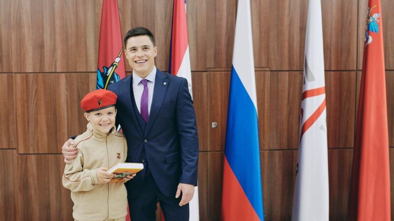 Восьмирічний хлопчик з Білгородської області Альоша Павличенко, якого зробили символом «спецоперації» на заміну бабці з червоним прапором урочисто приймається в юнармійці «начальником Головного штабу Юнармії», олімпійським чемпіоном Микитою Нагорним.