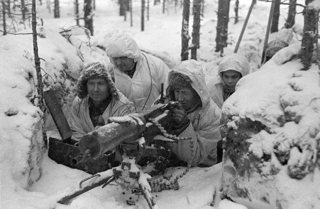ФИНСКИЕ ПУЛЕМЕТЧИКИ ВО ВРЕМЯ СОВЕТСКО-ФИНСКОЙ ВОЙНЫ / ФОТО С САЙТА WIKIPEDIA.ORG
