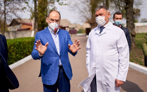 Пандемія в Україні. Тестуйся, хто як може, а уряд буде економити