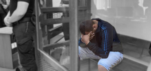 Поліцейський спецпідрозділу поліції Львівщини на лаві підсудних приховує своє обличчя. Його підозрюють у розбої та умисному вбивстві у Рівному Джерело Четверта влада