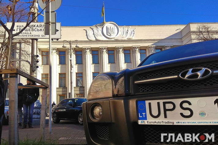 «Євробляхи» в законі Повний текст читайте тут: https://glavcom.ua/publications/jevroblyahi-v-zakoni-vse-shcho-treba-znati-pro-novi-pravila-rozmitnennya-avto-543345.html
