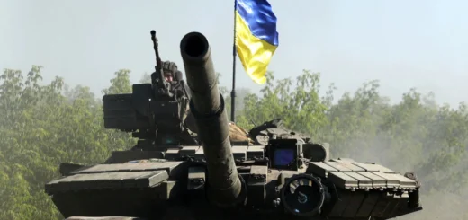 Українські військовослужбовці їдуть на танку по дорозі на Луганщині 21 червня 2022 року