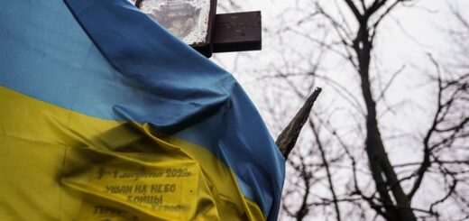 Хрест на понівеченому стовбурі дерева у Бузковому парку у Херсоні, листопад 2022 року. Тут загинули бійці Тероборони у перші дні російського вторгнення на південь України. Фото: Тарас Ібрагімов/Суспільне