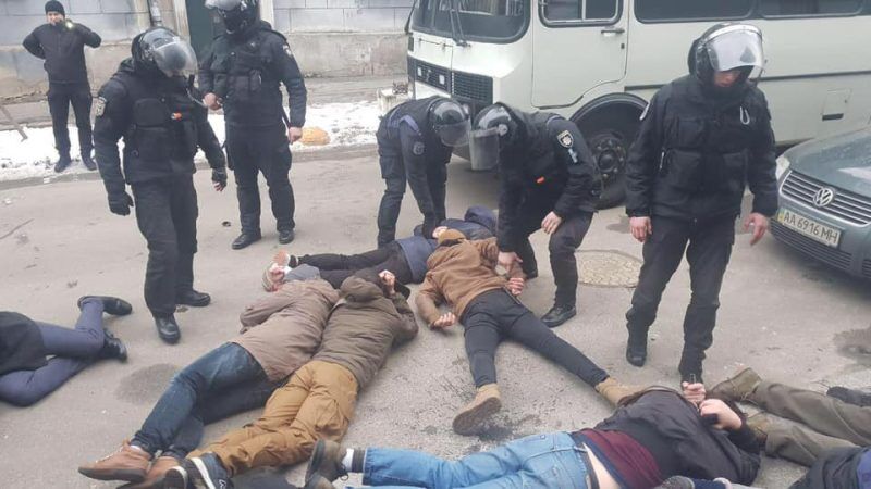 9 лютого у Києві сталося одразу кілька інцидентів за участю правоохоронців, активістів й праворадикалів, дійшло до затримань і сльозогінного газу. Соцмережі накрила хвиля обурення через силові дії поліції, українські користувачі Facebook проводять паралелі з часами президентства Віктора Януковича і розмірковують над тим, чи було порушено право громадян на мирні зібрання.