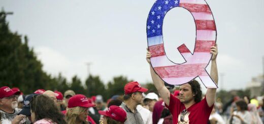 Сторонники движения QAnon считают Дональда Трампа спасителем мира